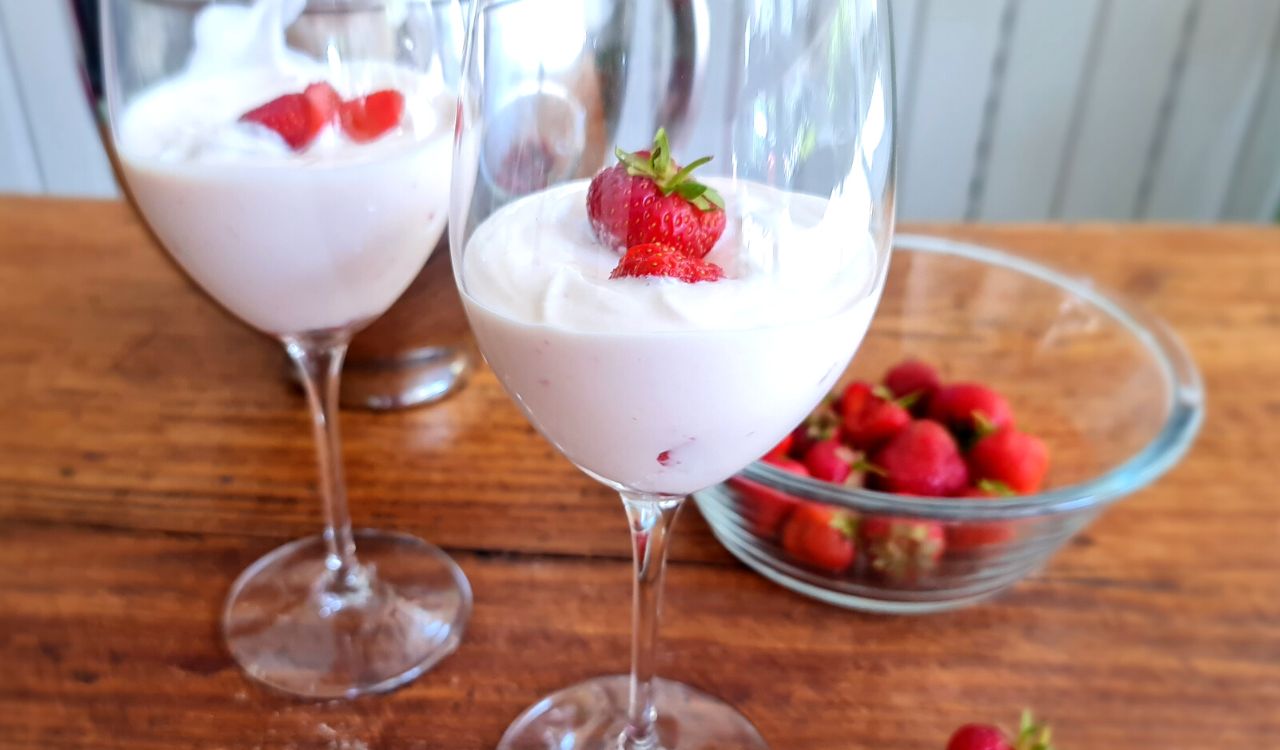 Sommerliche Erdbeer-Sahne-Quark-Creme