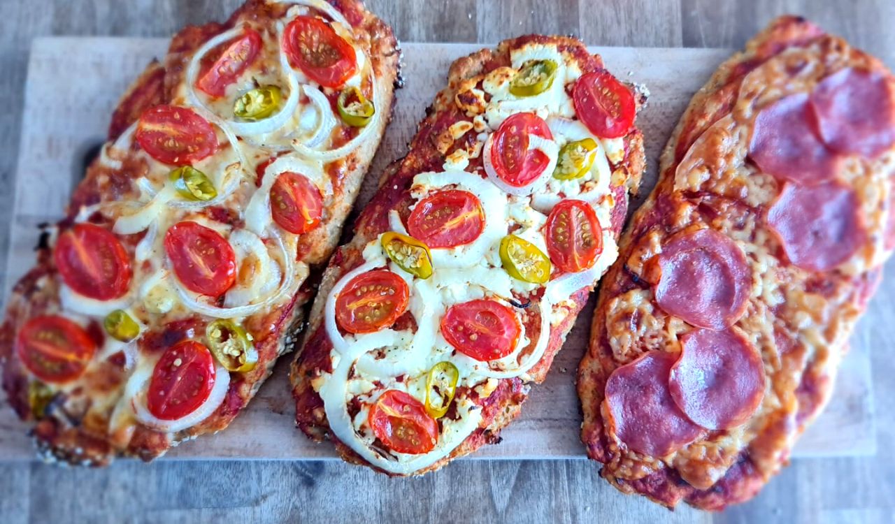 Schnelle und kalorienarme Pinsa mit selbstgemachter Tomatensoße