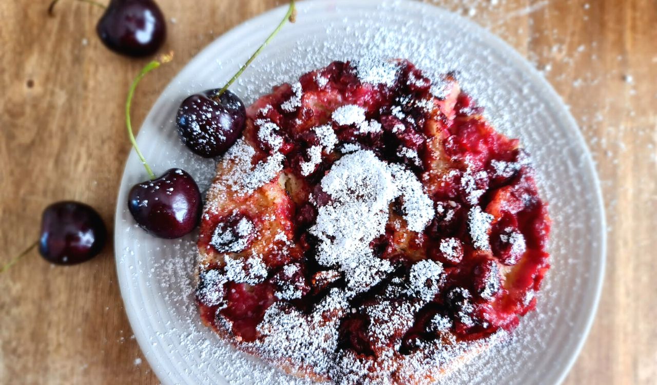 Schneller sommerlicher Kirschkuchen aus der Pfanne